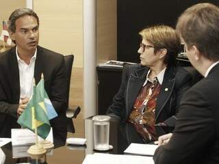 Prefeito Marquinhos Trad, à esquerda, com a ministra Tereza Cristina e o ministro do Desenvolvimento, Gustavo Canuto. (Foto: Divulgação/PMCG).