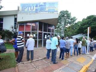 Contribuintes na Central do IPTU, na semana retrasada. (Foto: André Bittar/Arquivo).