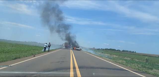 Bandidos armados com fuzil assaltam carro-forte em rodovia estadual