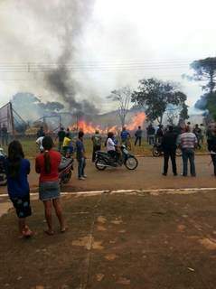 Incêndio em Coronel Sapucaia destruiu conveniência nesta manhã. (Foto: Marizete Espíndola)
