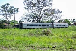 Desativado em 2015, Trem do Pantanal é emoldurado pelo matagal na estação de Aquidauana. (Foto: Kisie Ainoã)
