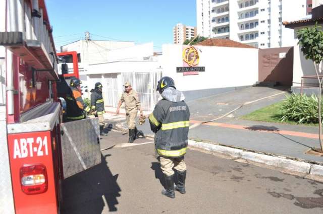 Bombeiros controlam inc&ecirc;ndio em restaurante na 25 de Dezembro
