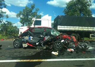 Carro ficou totalmente destruído após colisão. (foto: Juliana Comparin)