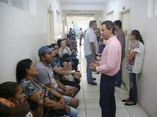Prefeito conversa com pacientes no corredor da UPA Leblon (Foto: Paulo Francis)