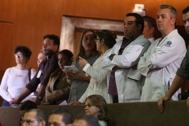 Comiss&atilde;o de manifestantes entra na Fiems no final do evento e critica ministro