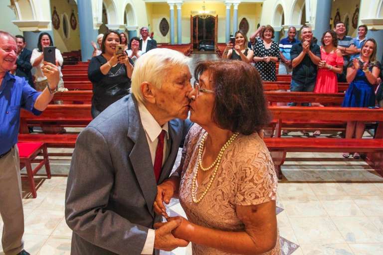 O beijo dos recém casadados
(Foto: Marcos Ermínio)