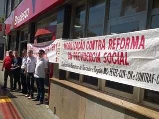 Sindicalistas em frente à agência bancária em Dourados nesta manhã (Foto: Divulgação)