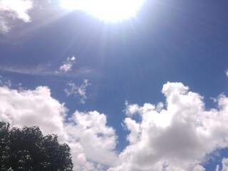 Céu parcialmente nublado nesta tarde em Campo Grande; fim de semana será assim, com sol entre nuvens e chuva a qualquer hora (Foto: Kísie Ainoã)