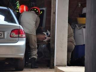 Homem retirava veículo da garagem quando foi prensado. (Foto: Márcio Rogério/Nova News)