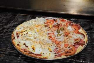 As delícias são feitas no forno que assa 130 pizzas por horas. (Foto: Paulo Francis)