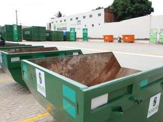 Caçambas de lixo foram instaladas no  espaço onde Ecoponto começou a funcionar (Foto: Saul Schramm)
