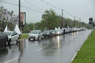 Pelo menos 100 carros aguardam pelo início da carreata no prolongamento da Avenida Afonso Pena. (Foto: Marcos Ermínio)