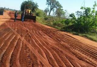 Os agricultores que também são moradores da região, resolveram fazer parcerias com outros agricultores para arrumar as estradas. (Foto: Divulgação/ MS Cidades)