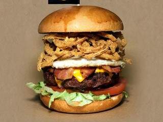 Burger Pub reformulou o famoso X-Tudo e criou o &quot;X-Quase Tudo&quot;. (Foto: Praesto Comunicação)