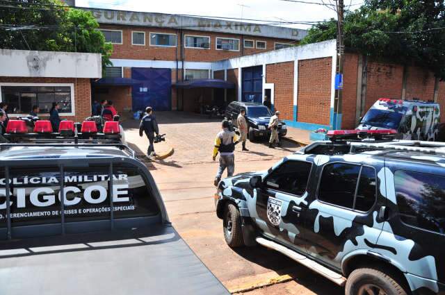  Ap&oacute;s 2 horas, preso se entrega &agrave; pol&iacute;cia e libera ref&eacute;ns na M&aacute;xima 