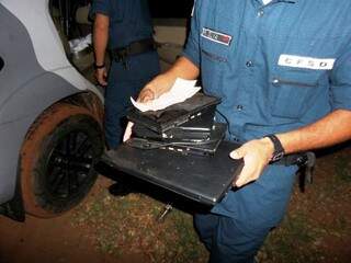 Policiais recolheram ainda,objetos eletrônicos. (Foto: TL Notícias)