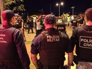 Guardas e policiais durante a abordagem a suspeitos na operação de quinta à noite (Foto: Divulgação/PM)