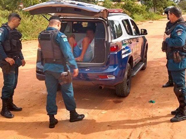 Homem &eacute; preso ap&oacute;s esfaquear o pr&oacute;prio filho durante briga 