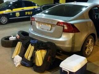 A droga estava no porta-malas do veículo Volvo com placas de Cuiabá. (Foto: Divulgação PRF) 
