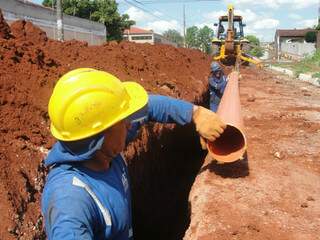 Trabalhadores colocam rede de esgoto no Santo Amaro (Foto: Divulgação)