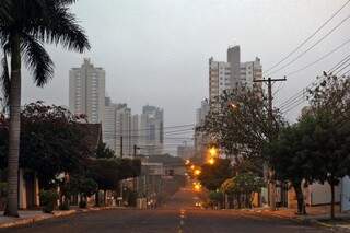 Em Campo Grande, o dia amanheceu com neblina e previsão é de frio e chuva para o Estado. (Foto: Marcos Ermínio)