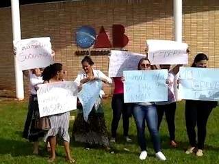 Mulheres de presos federais fazem novo protesto, agora na OAB
