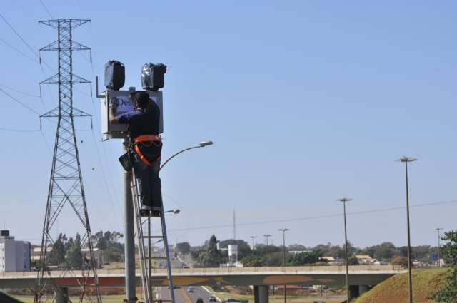 Radares multam ao menos quatro motoristas a cada hora na Capital