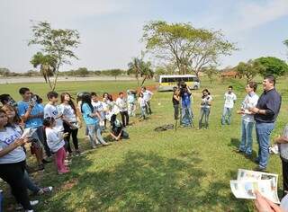 Estudantes participam de limpeza do Parque Antenor Martins para comemorar o Dia da Árvore (Foto: A. Frota/Assecom)