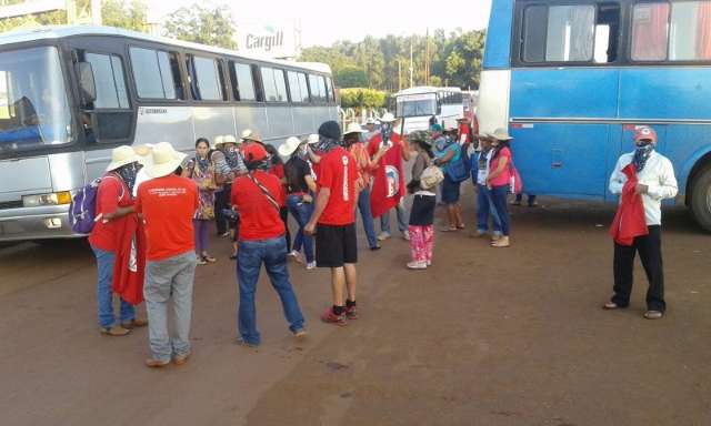 Sem-terra fecham rodovia em protesto contra f&aacute;brica e em favor das mulheres