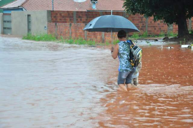  Po&ccedil;o desmorona com a chuva e compromete estrutura de casa