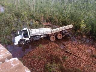 Carregado com 18 t de mandioca, caminhão cai em córrego na MS-276 Carregado com 18 t de mandioca, caminhão cai em córrego na MS-276