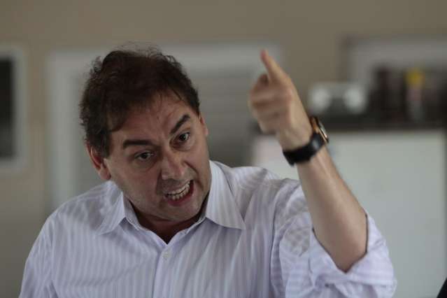 Bernal reage &agrave;s cobran&ccedil;as e aconselha catador a trabalhar 