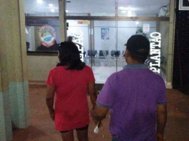 Mulher &eacute; presa acusada de matar o pr&oacute;prio filho e nega arrependimento