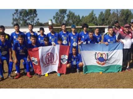 Atletas de Bandeirantes participam de torneio internacional de futebol  