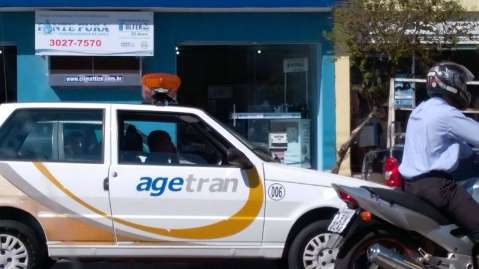 Funcionário da Agetran é flagrado falando ao celular enquanto dirige