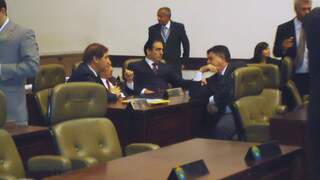 Deputados sem bancada,Alcides Bernal(PP), George Takimoto(PSL), Felipe Orro (PDT)conversando com deputado tucano, Marcio Monteiro. Foto: Ítalo Milhomem 
