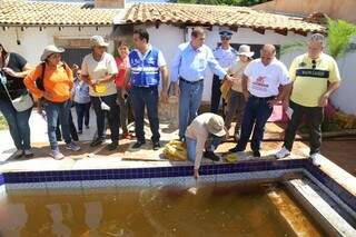 No sábado, dia 13, Bernal acompanhado do ministro do Esporte George Hilton (camiseta branca) e agentes de saúde e de endemia encontraram uma piscina abandonada cheia de larvas do mosquito (Foto: Fernando Antunes)