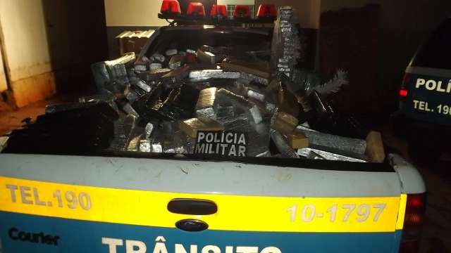 Ap&oacute;s persegui&ccedil;&atilde;o, Pol&iacute;cia apreende 798 kg de maconha em ve&iacute;culo furtado