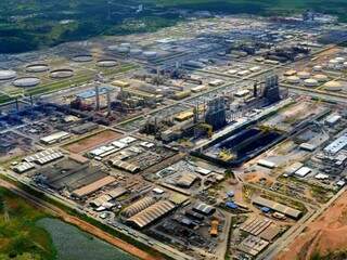 Do alto, refinaria da Petrobras. (Foto: Reprodução/Pe.Gov.Br)
