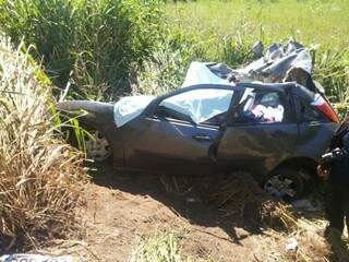Veículo ficou totalmente destruído na BR-163, entre Coxim e Sonora (Foto: Sidney Assis, de Coxim)