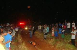 Moradores da aldeia acompanharam trabalho da Polícia (Foto: Osvaldo Duarte/Dourados News)