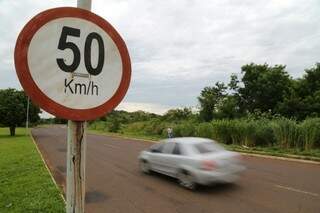 Placa com limite de velocidade também não é respeitada (Foto: Marcos Ermínio)