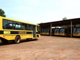 Ônibus próprios da prefeitura estão parados por falta de manutenção (Foto: A. Frota/Divulgação)