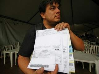 Vinicius Ruiz retirou taxa de lixo, para depois saber que o tributo será revogado pela prefeitura (Foto: Saul Schramm)