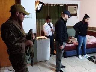 Agentes federais antinarcóticos cumprem mandado nesta manhã em Pedro Juan Caballero (Foto: Senad)