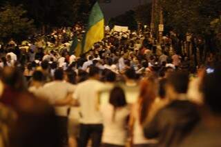Multidão seguindo para a Câmara Municipal. (Foto: João Garrigó)