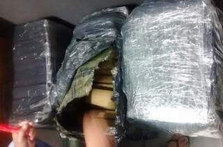 Droga estava escondida em cobertores que foram despachados em bagageiro de ônibus. (Foto: Tiago Apolinário/ Da Hora Bataguassu)