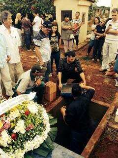 Tios e primos tiveram que fazer massa para lacrar sepultura. (Foto: WhatsApp)