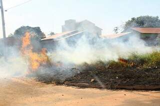 Poeira e fumaça castigam moradores do Bairro Nova Lima (Foto: Marcos Ermínio)