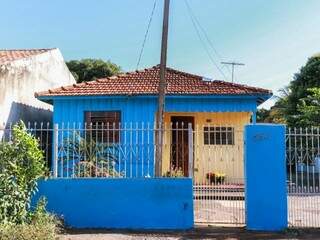 A cada 2 anos, mutir&atilde;o de filhos recupera azul e amarelo na casa feita pelo pai